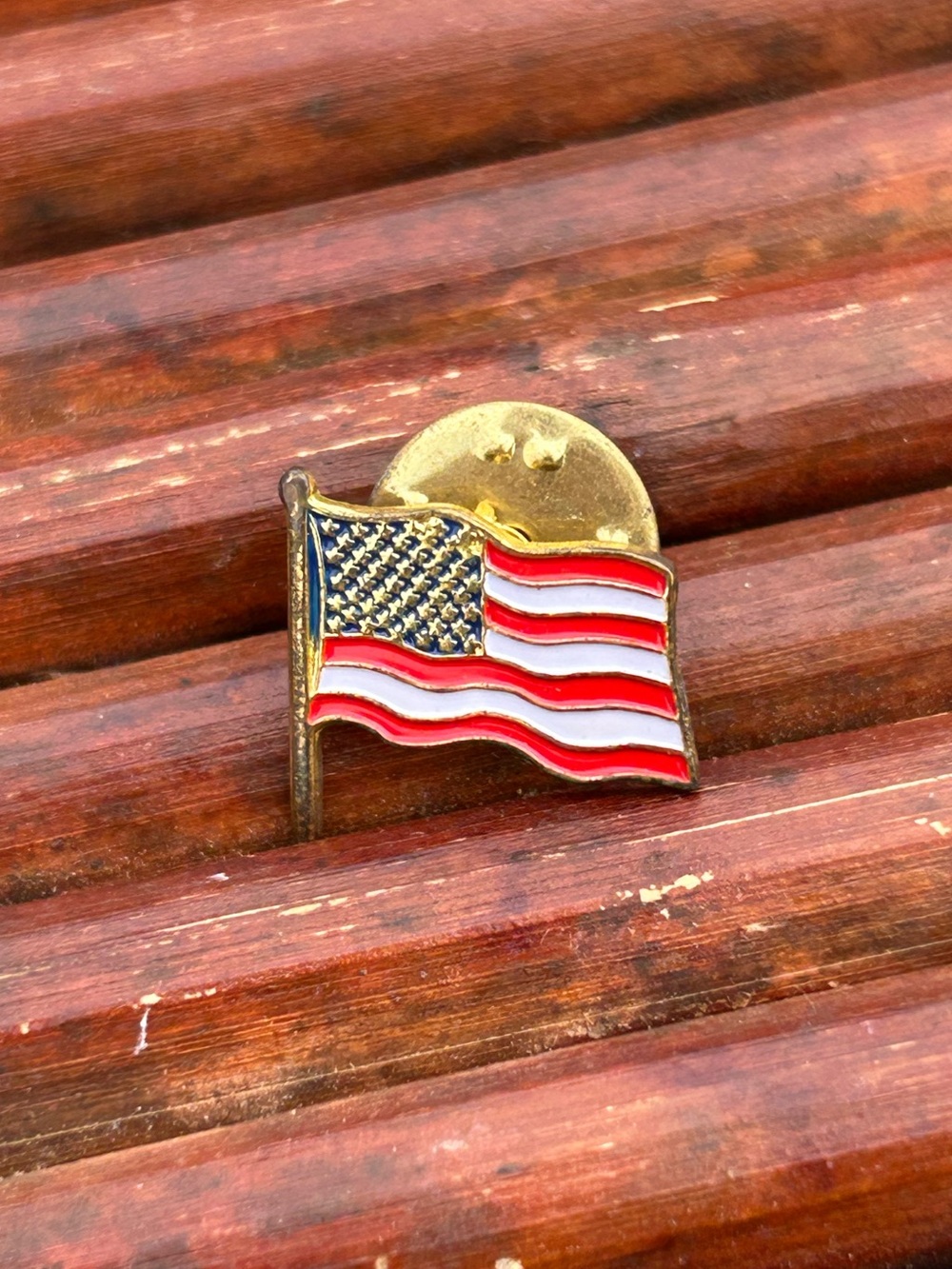 🇺🇸 Vintage Gold-Tone Enamel American Flag Lapel Pin – Patriotic Accessory